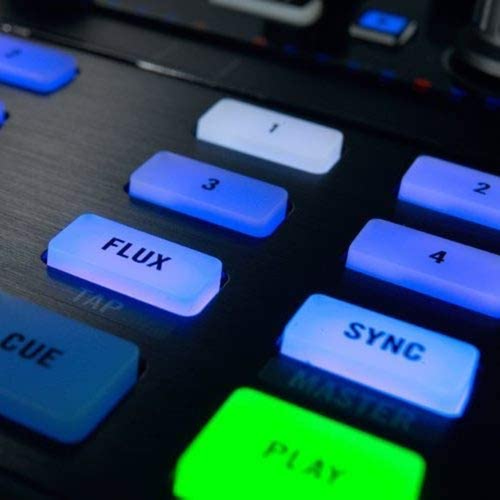 Native Instruments Traktor Kontrol X1 MK2 DJ Controller